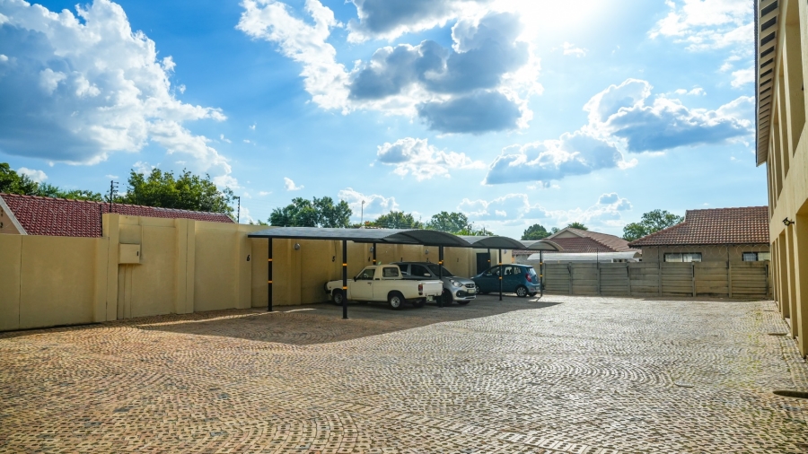 8 Bedroom Property for Sale in Flamwood North West